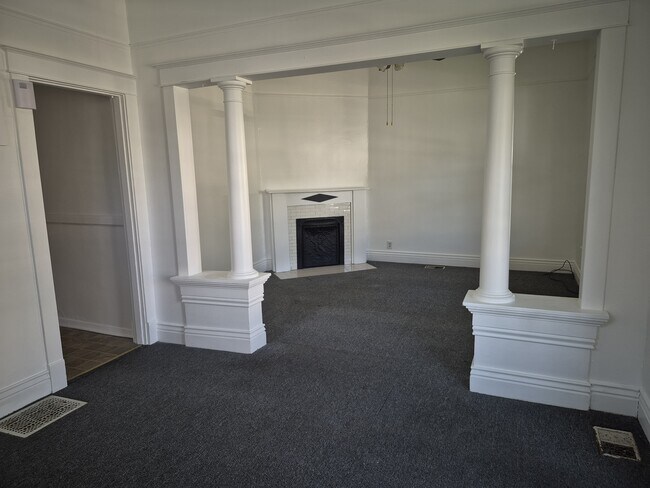 Building Photo - 635 S 39th St
