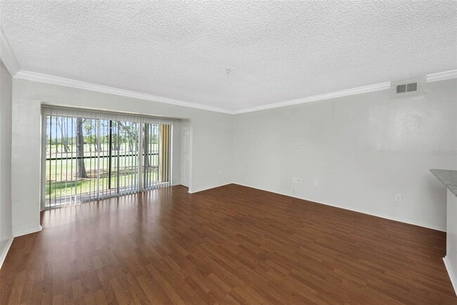 Foto del edificio - 2400 Feather Sound Dr