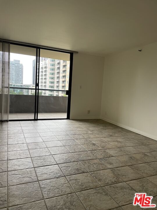 Foto del edificio - 600 W 9th St