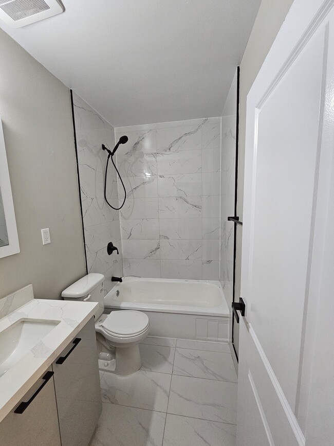 Bathroom - 777 Eglinton Av W