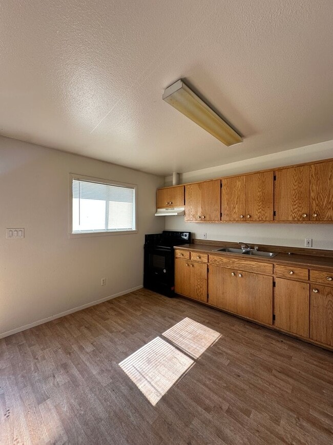 Building Photo - 1406 Saiz Ln