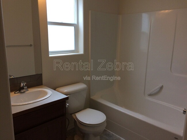 Building Photo - 208 SE 4th St