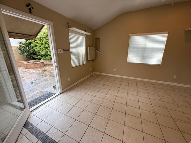 Building Photo - Midtown Ventura - Single story studio with...