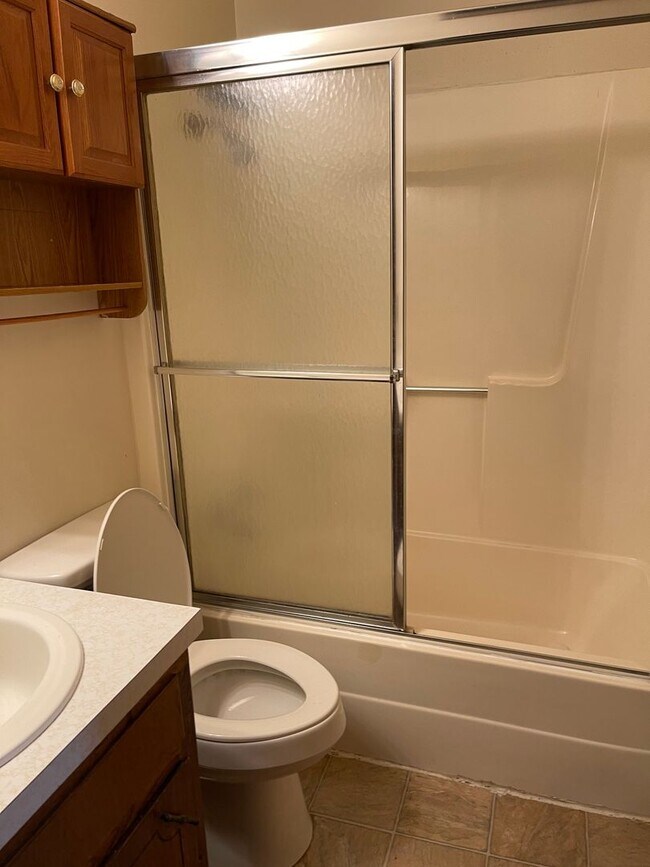 Foto del edificio - 2 bedroom 1 bathroom upstairs apartment fo...
