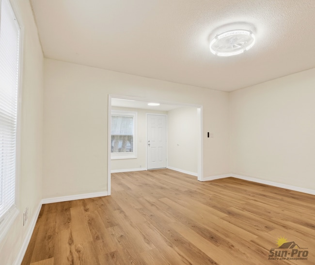 Building Photo - 213 Live Oak Ave