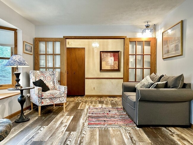 Building Photo - Cute, Comfy & Full of Charm!