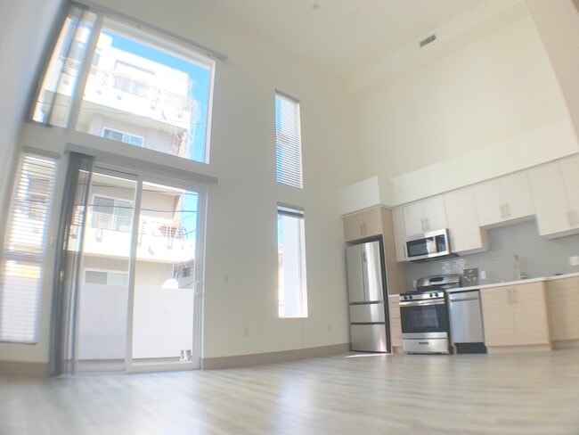 Building Photo - 1037 S Hobart Blvd