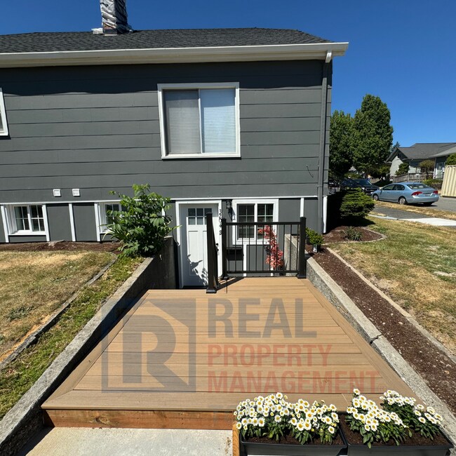 Building Photo - Gorgeous updated 2 bedroom and 1 bath unit...