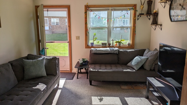 Renovated 2BR/1.5BA Townhome in Renihan Meadows - Renovated 2BR/1.5BA Townhome in Renihan Meadows