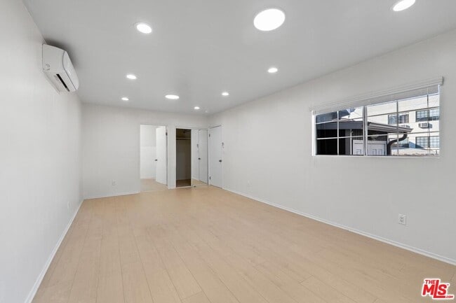 Foto del edificio - 1128 Irolo St