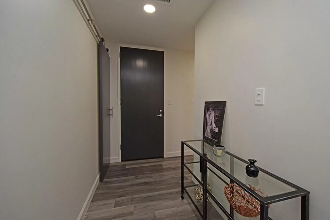 Foto del edificio - 5300 Hamilton Ave