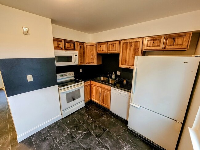 Building Photo - 3 Oak Drive Cir