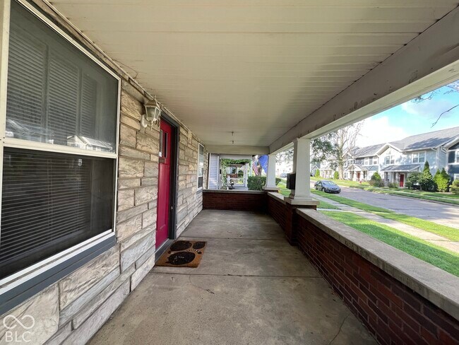 Foto del edificio - 6158 Winthrop Ave