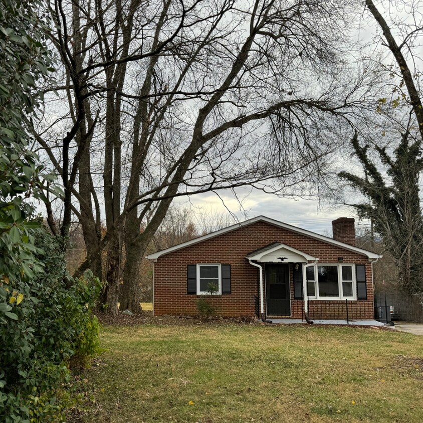 104 W Henderson Dr, Wilkesboro, NC 28697 House Rental in Wilkesboro