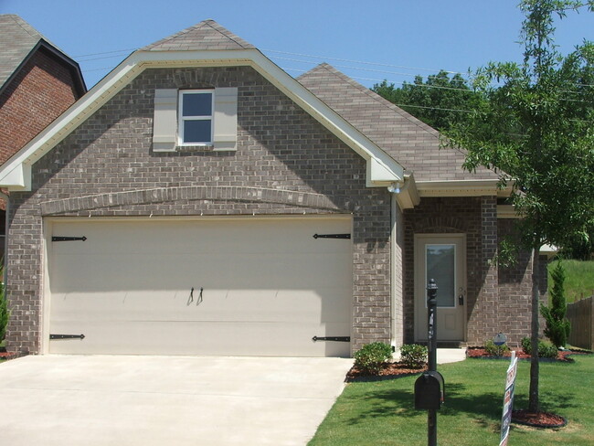 Foto del edificio - One level 3BR, 2BA patio home in Oxmoor Glen