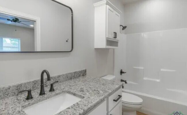 Building Photo - 2112 Oak Hollow St