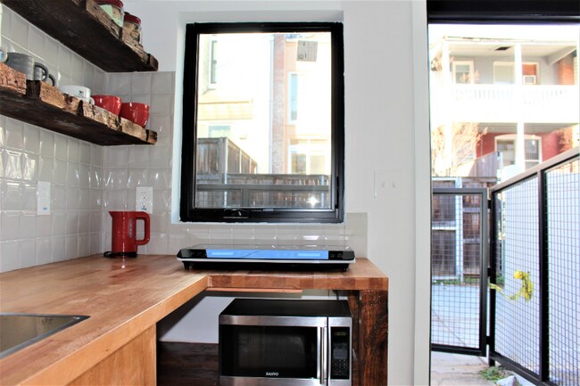 Foto del edificio - 1318 Corbin Pl NE