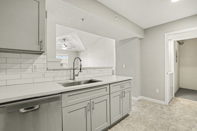 Foto del edificio - Fully Remodeled! 2 Bedroom 1 Bathroom Condo in Ironstone Condominiums