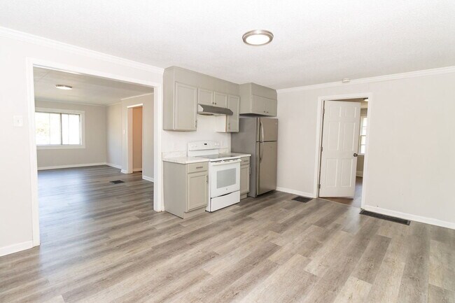 Building Photo - 902 W 38th St