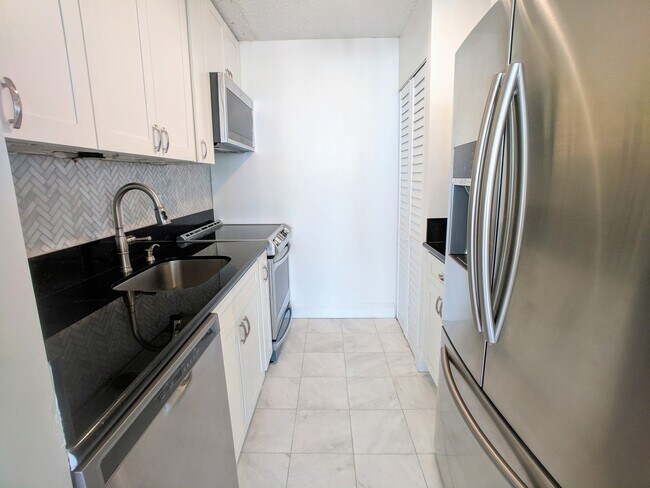 Building Photo - Sweeping Views from this partially furnished 1 Bed 1 Bath Condo w/ 1 Covered Parking