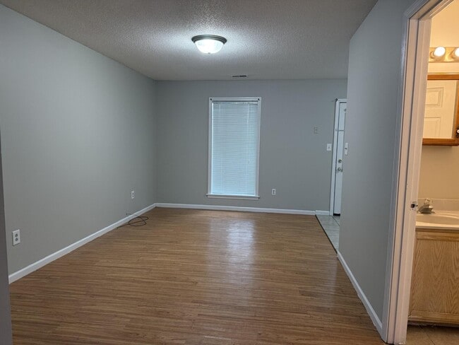 Building Photo - 2105 Live Oak Ln