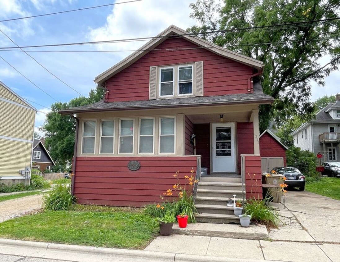 Primary Photo - 1323 St James Ct