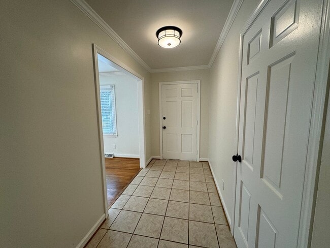 Building Photo - NW Updated Brick Ranch, LR, Den, Sunroom, ...