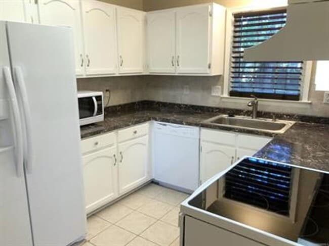 Foto del edificio - Located Across from Vaughn Road Elementary...