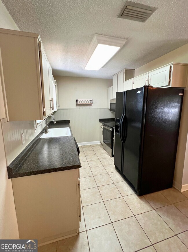 Building Photo - 107 Pinedale Dr