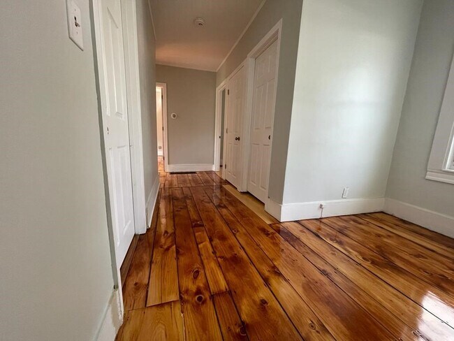 Building Photo - 19 Parker St