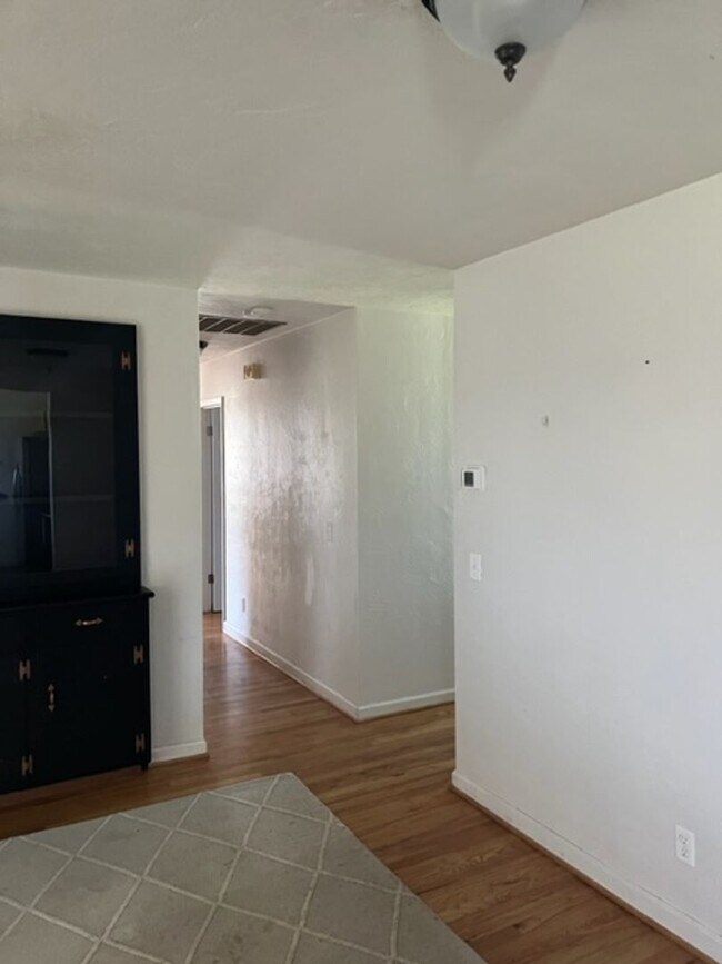 Building Photo - DESIREABLE RANCH STYLE HOME