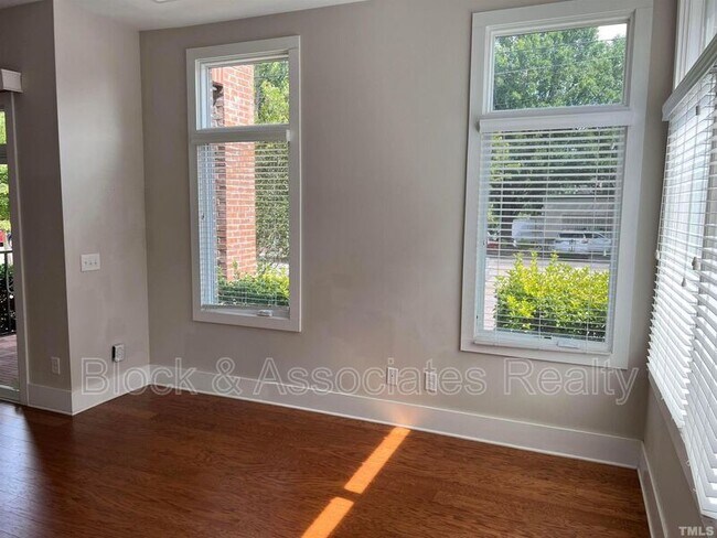 Foto del edificio - 244 William Drummond Way