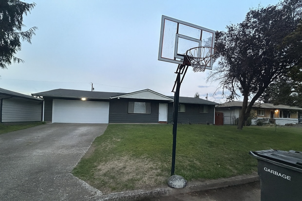 Primary Photo - 12018 NE 80th St