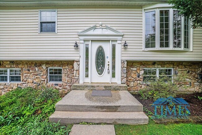 Building Photo - 3202 Sylvan Dr