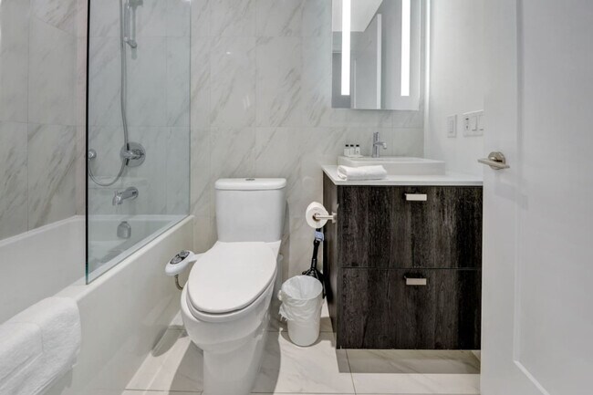 Building Photo - 480 Front St W