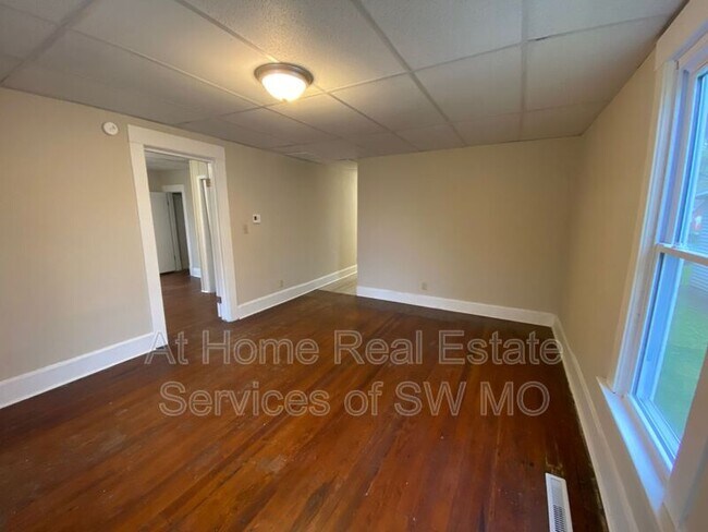 Foto del edificio - 1224 E Central St