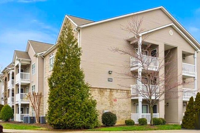 Foto del edificio - 7108 W Friendly Ave
