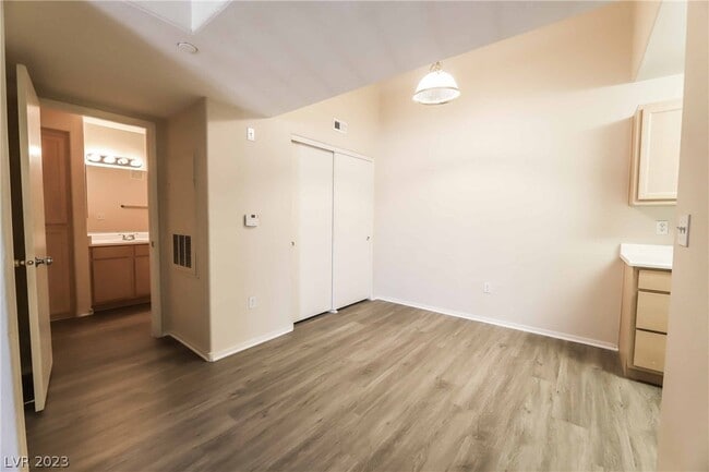 Building Photo - 950 Seven Hills Dr