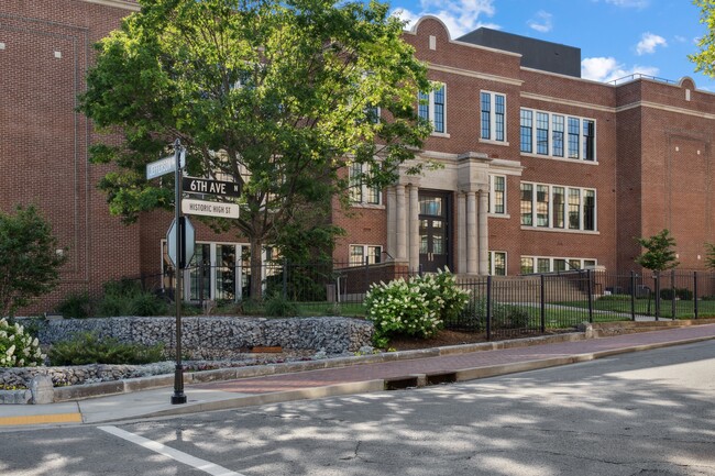 Building Photo - 601 Madison St