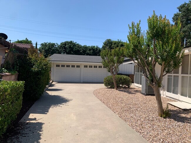 Building Photo - 326 Las Riendas Dr