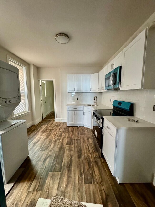 Foto del edificio - 3-Bedroom Home with In-Unit Laundry and Pe...
