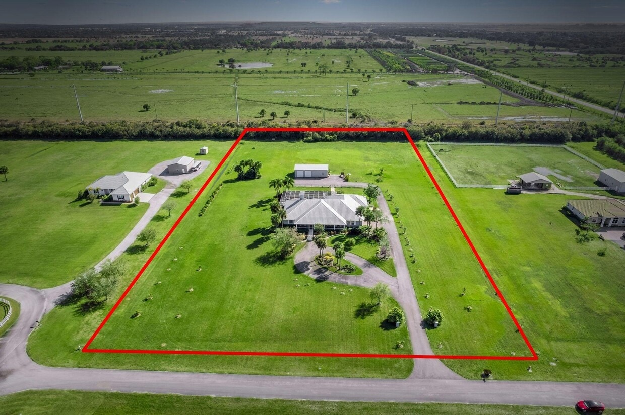 Foto principal - 8135 White Fences Ln