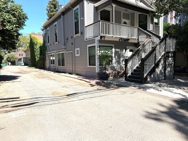 Foto del edificio - Tastefully remodeled Midtown Sacramento Apartment with Private Backyard Patio!