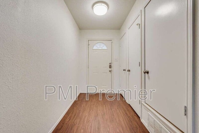 Building Photo - 516 Roberts Dr