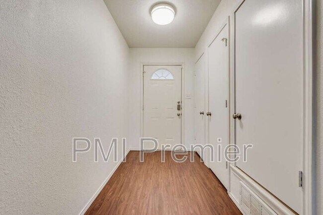 Foto del edificio - 516 Roberts Dr