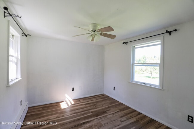 Foto del edificio - 147 Rock Hill Rd