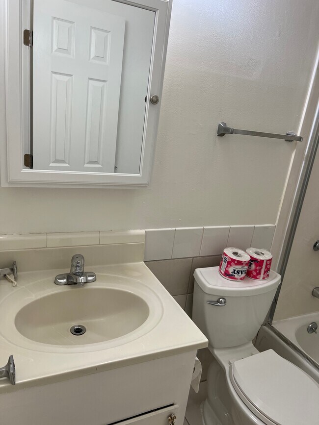 Master Bedroom's Bathroom - 2922 Fruitvale Ave