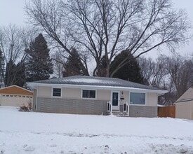 Building Photo - 2113 Briar Dr