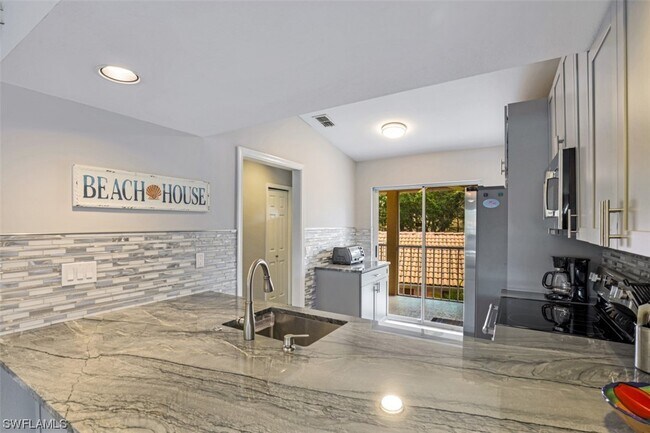 Foto del edificio - 2348 Hidden Lake Dr