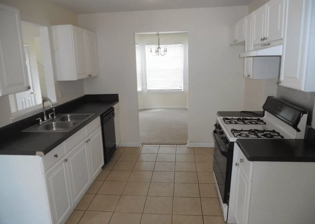 Building Photo - Large 2-Story Home w/4 Bdrs 2.5 Ba, 2 Driv...